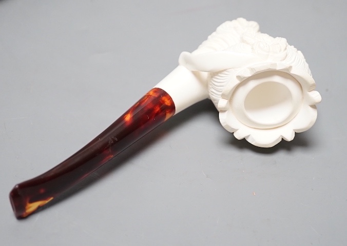 A cased carved Meerschaum pipe 15cm